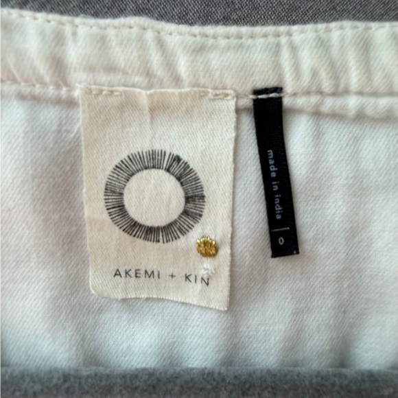 Anthropologie , Akemi+ Kin Floral Embroidered white crop top. - Picture 5 of 6